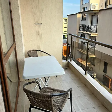 Апартамент в риф 2 *